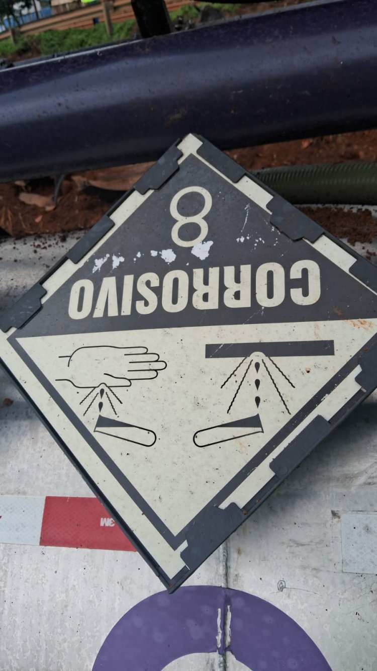 Atualização: Caminhão capota na BR-381 em Itatiaiuçu apresenta vazamento de combustível após pane nos freios