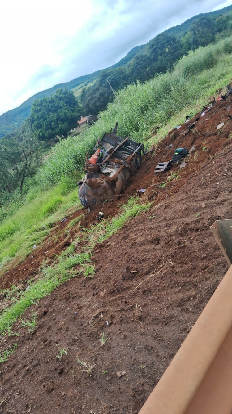 Atualização: Caminhão capota na BR-381 em Itatiaiuçu apresenta vazamento de combustível após pane nos freios