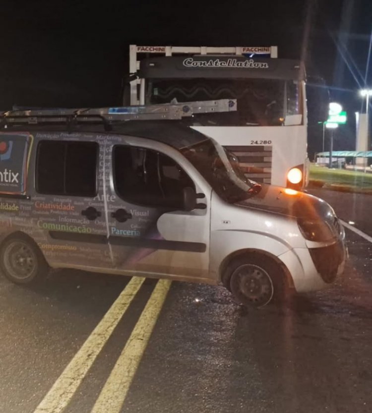 Acidente entre carro e caminhão deixa três feridos na MG-050, em Itaúna