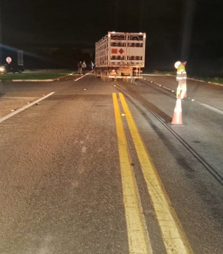 Acidente entre carro e caminhão deixa três feridos na MG-050, em Itaúna
