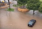 Chuva causa transtornos e deixa carro ilhado no bairro Pio XII