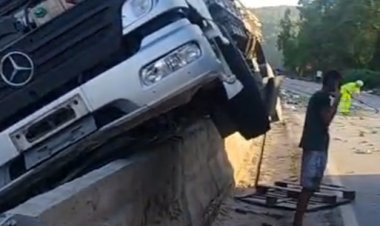 Atualização: Motorista sai ileso após colisão com carreta na BR-381