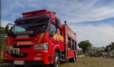 Incêndio atinge residência no bairro Leonane em Itaúna; uma pessoa foi atendida
