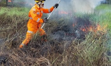 Bombeiros combatem incêndio em vegetação na zona rural de Itaúna