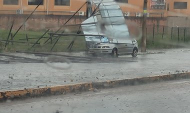 Chuva causa queda de placa sobre veículo na Avenida Jove Soares