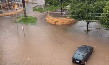 Chuva causa transtornos e deixa carro ilhado no bairro Pio XII