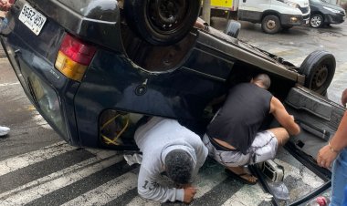 Carro perde o freio e capota na Rua Padre Antônio na tarde desta terça-feira