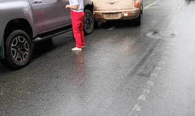 Colisão entre Chrysler e Hilux é registrada na Praça da Matriz