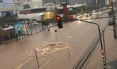 Alagamento trava o trânsito na Jove Soares