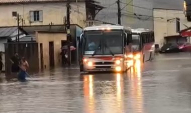 Chuva causa alagamentos e transtornos em diversos pontos de Itaúna