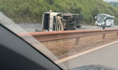 Acidente na Serra de Igarapé paralisa pista no sentido Belo Horizonte