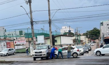 Colisão entre camionete e carro de passeio mobiliza trânsito no Centro nesta quinta-feira
