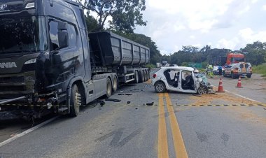 ACIDENTE - Homem morre em batida de carro e carreta