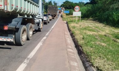 Carreta estragada trava o trânsito na MG-050, em Itaúna