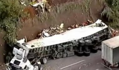 Acidente com carreta de frutas causa interdição na BR-381, em Brumadinho