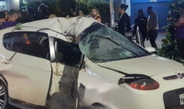 Batida contra árvore deixa carro destruído e motorista ferido em Pará de Minas
