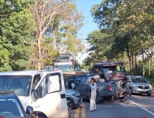 Atualização: Engavetamento na MG-050 mobiliza equipes e trava trânsito por seis horas entre Itaúna e Divinópolis