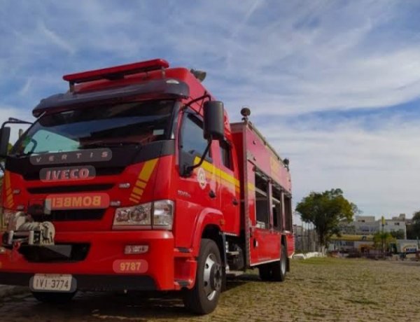 Incêndio atinge residência no bairro Leonane em Itaúna; uma pessoa foi atendida