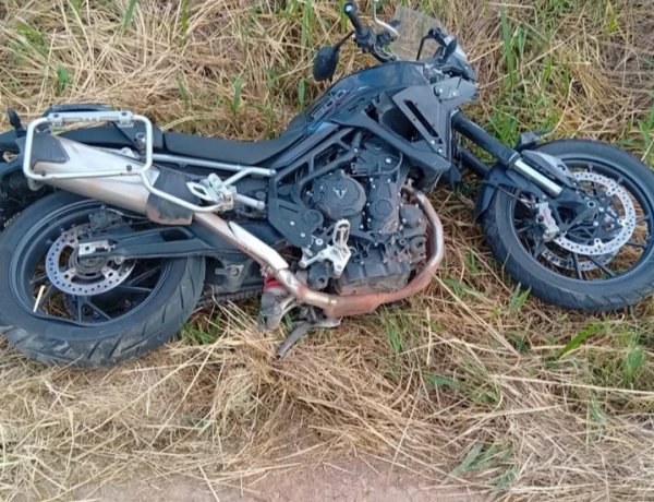 Motociclista sofre queda na MG-050 após ser fechado por veículo