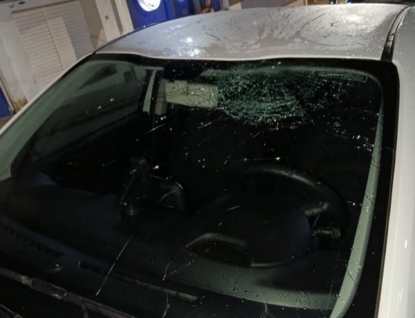 Vandalismo no Centro: Pedras são arremessadas contra veículos na Av. Getúlio Vargas