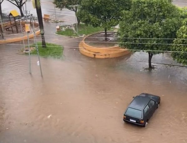 Chuva causa transtornos e deixa carro ilhado no bairro Pio XII