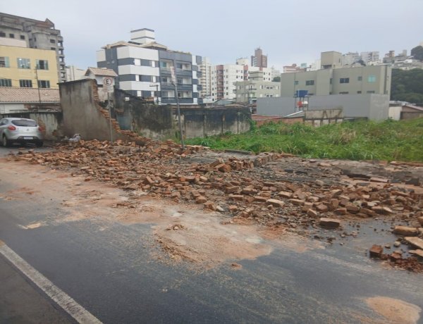 Muro da antiga fundição Santana desaba após chuvas em Itaúna