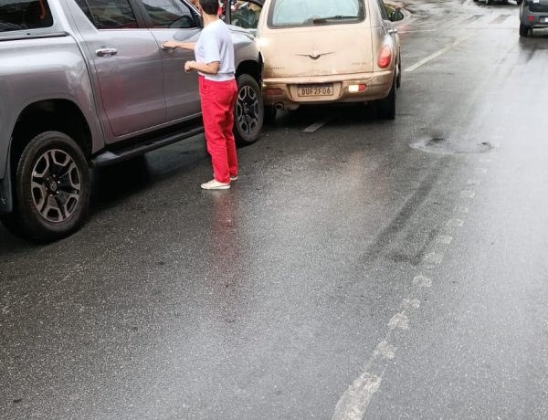 Colisão entre Chrysler e Hilux é registrada na Praça da Matriz