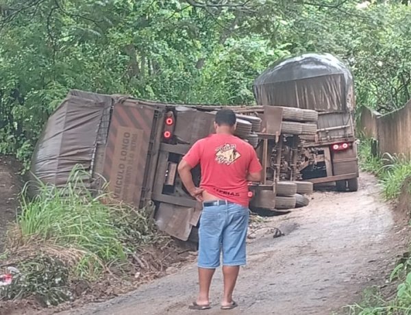 Urgente: carreta tomba na comunidade rural de Pedra Negra