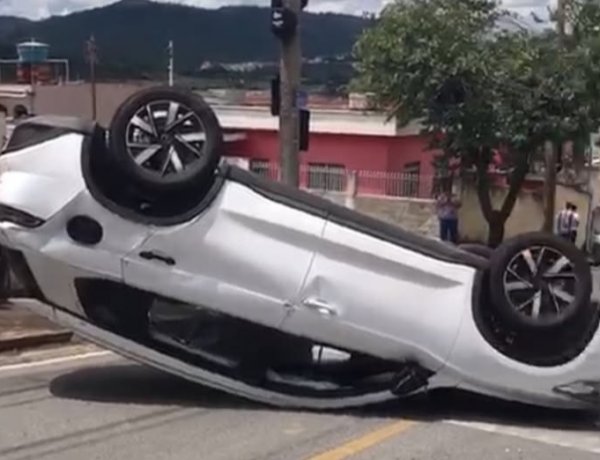 Capotamento é registrado no bairro das Graças nesta quarta (11)