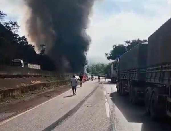 Tragédia na BR-381: Colisão entre caminhões-tanque deixa um morto e interdita rodovia na região de Igarapé