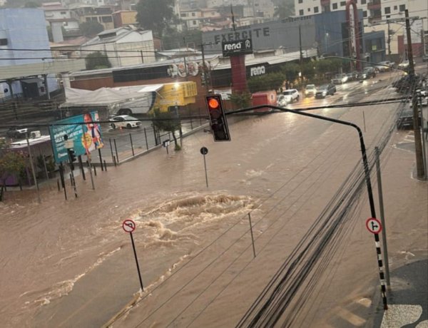 Alagamento trava o trânsito na Jove Soares
