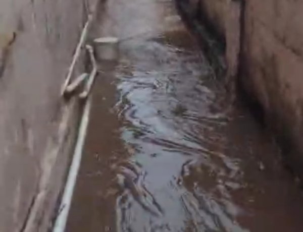 Cenário de destruição após chuvas no bairro Irmãos Auler