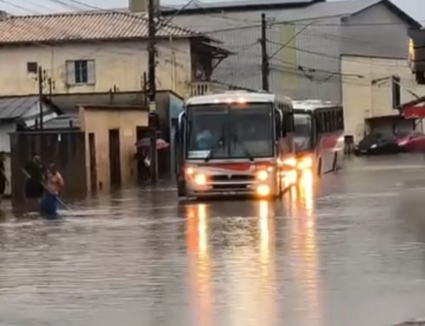 Chuva causa alagamentos e transtornos em diversos pontos de Itaúna
