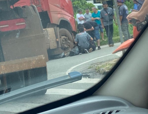 Colisão entre carreta e motocicleta na avenida São João