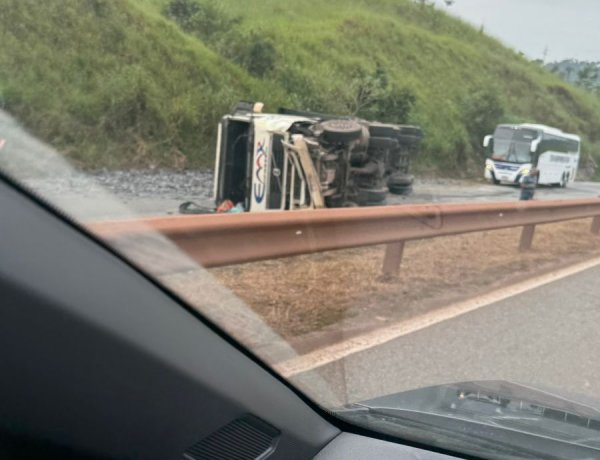 Acidente na Serra de Igarapé paralisa pista no sentido Belo Horizonte