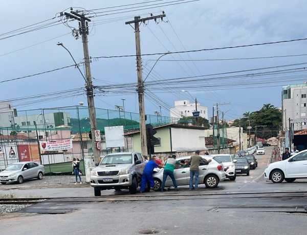 Colisão entre camionete e carro de passeio mobiliza trânsito no Centro nesta quinta-feira