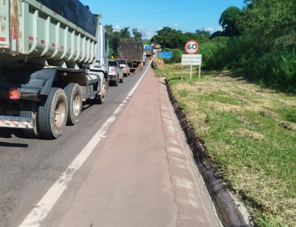 Carreta estragada trava o trânsito na MG-050, em Itaúna