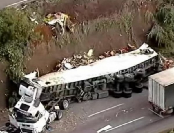 Acidente com carreta de frutas causa interdição na BR-381, em Brumadinho