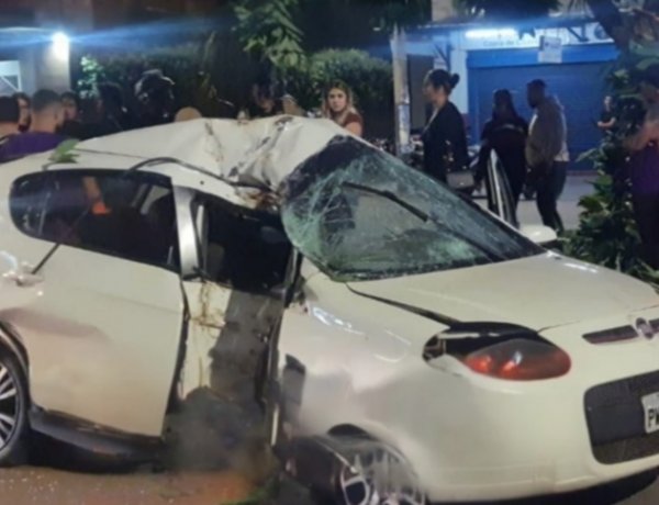 Batida contra árvore deixa carro destruído e motorista ferido em Pará de Minas