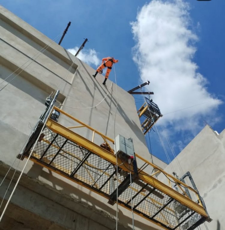 Bombeiros resgatam cão preso em plataforma de obra em Itaúna