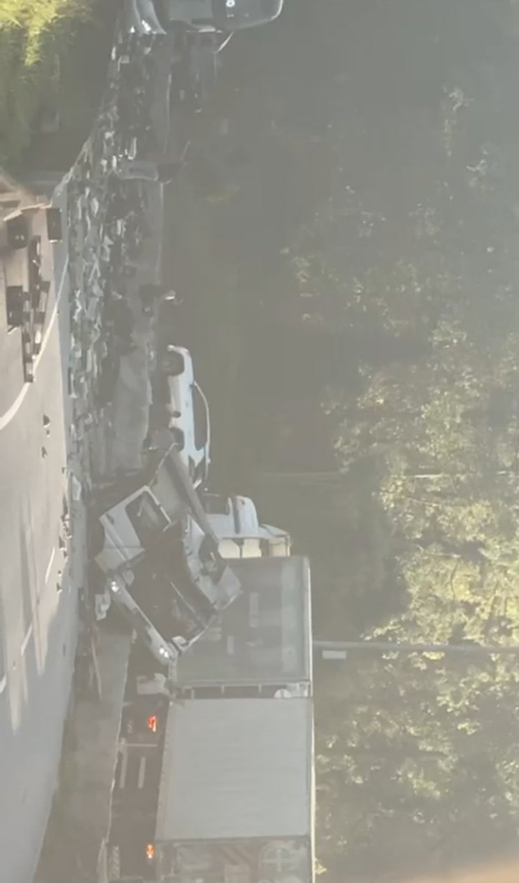 Urgente: Acidente bloqueia a BR-381 em Itaguara e espalha carga na pista