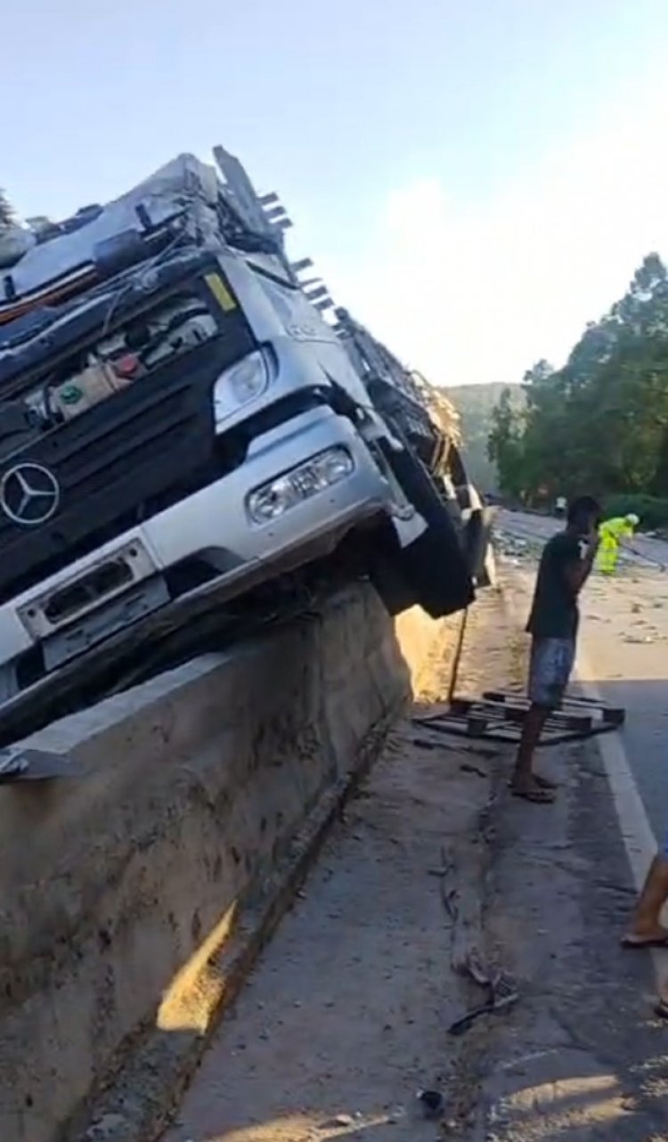Atualização: Motorista sai ileso após colisão com carreta na BR-381