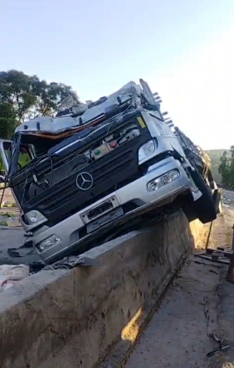 Atualização: Motorista sai ileso após colisão com carreta na BR-381