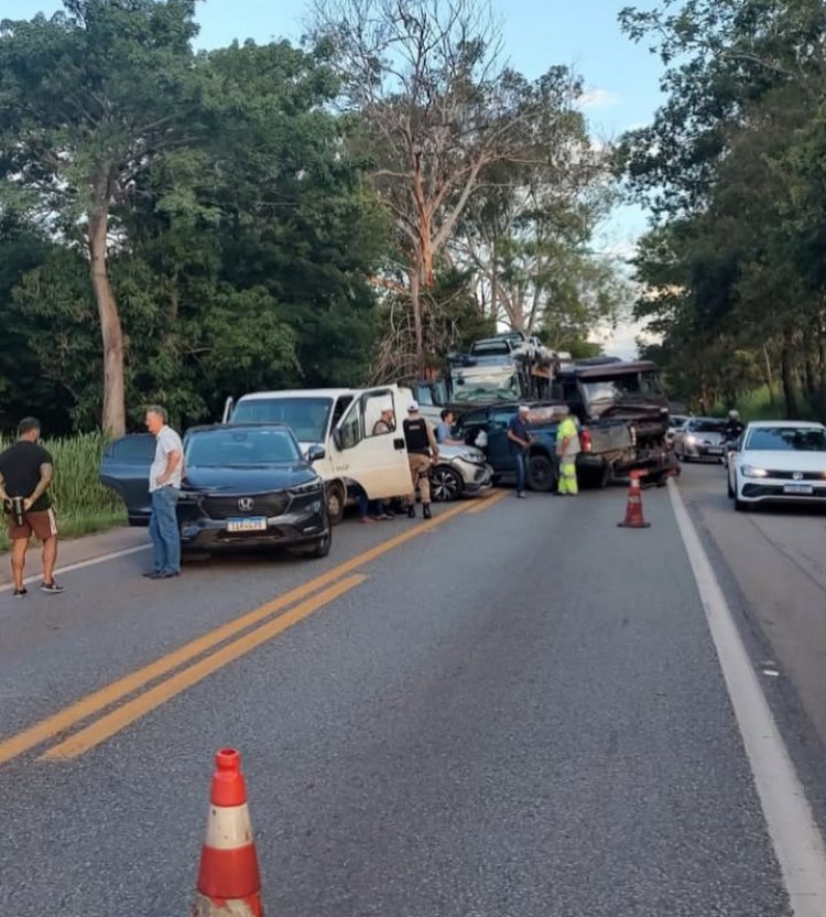 Atualização: Engavetamento na MG-050 mobiliza equipes e trava trânsito por seis horas entre Itaúna e Divinópolis