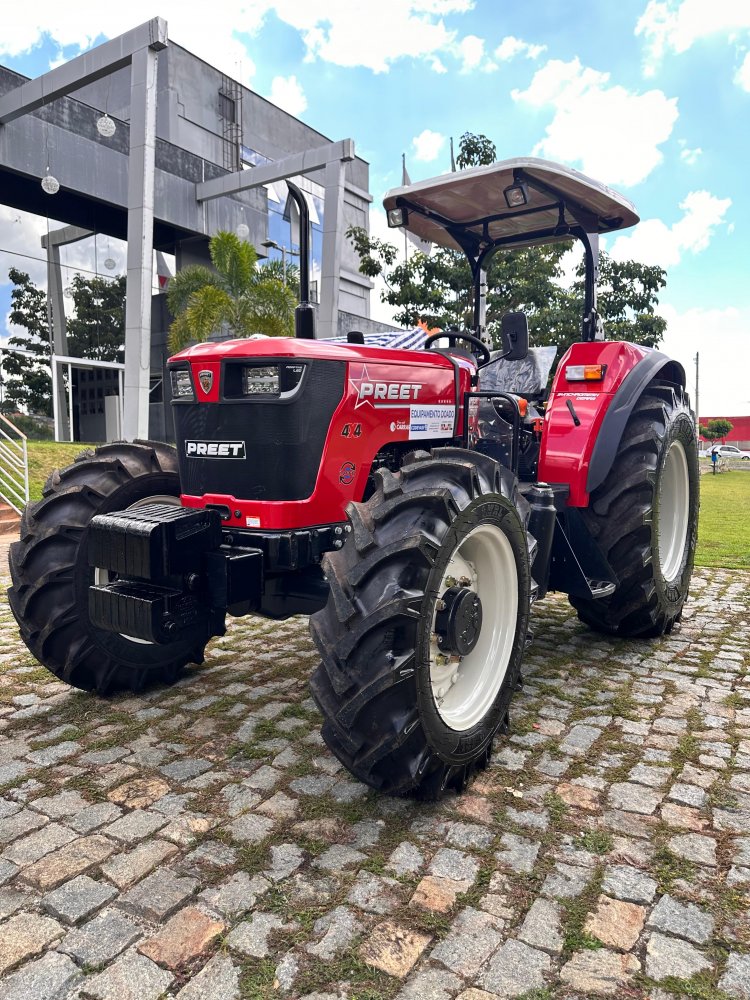 REFORÇO - Itaúna ganha trator e 30 barracas de feira