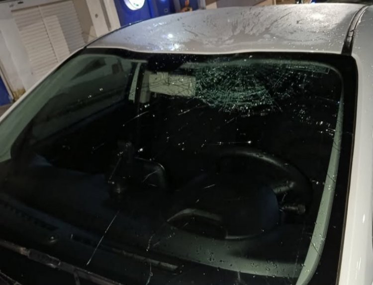 Vandalismo no Centro: Pedras são arremessadas contra veículos na Av. Getúlio Vargas