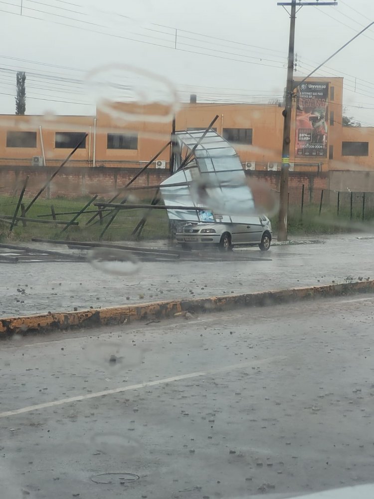 Chuva causa queda de placa sobre veículo na Avenida Jove Soares