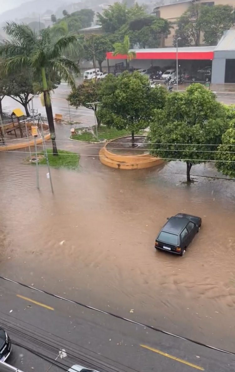 Chuva causa transtornos e deixa carro ilhado no bairro Pio XII