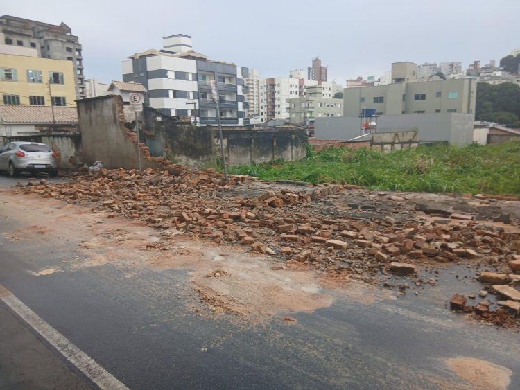 Muro da antiga fundição Santana desaba após chuvas em Itaúna