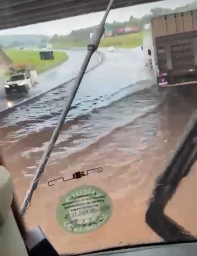 Chuva causa transtornos e deixa pontos de alagamento em Itaúna